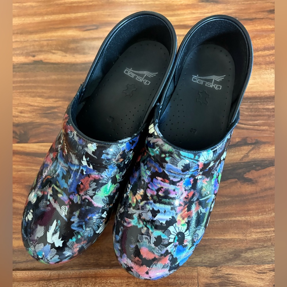 Dansko Women’s Black Patent Floral Clogs 39 8 US Shoes